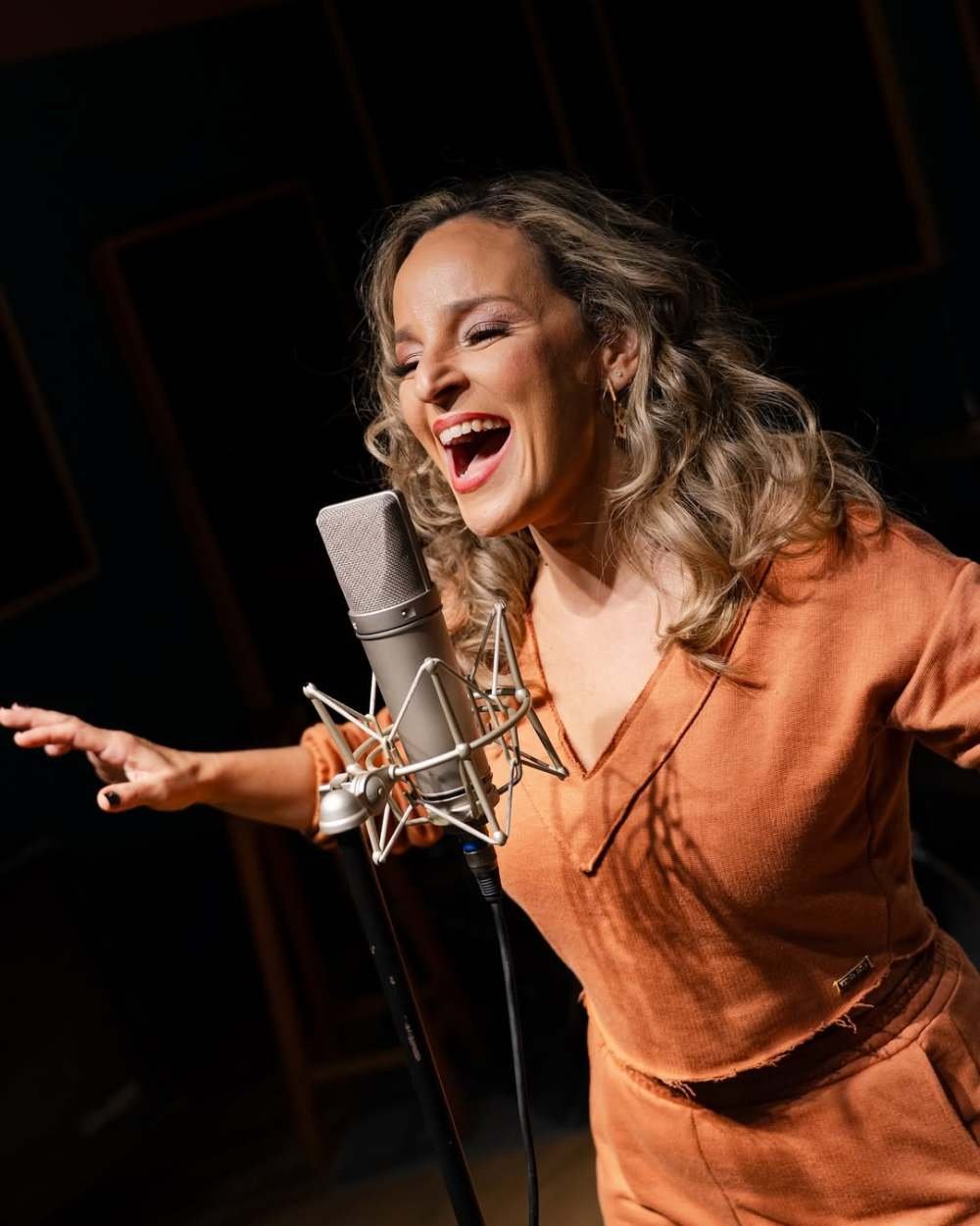 Mulheres ganham protagonismo no forró com novo álbum idealizado por Andrezza Formiga