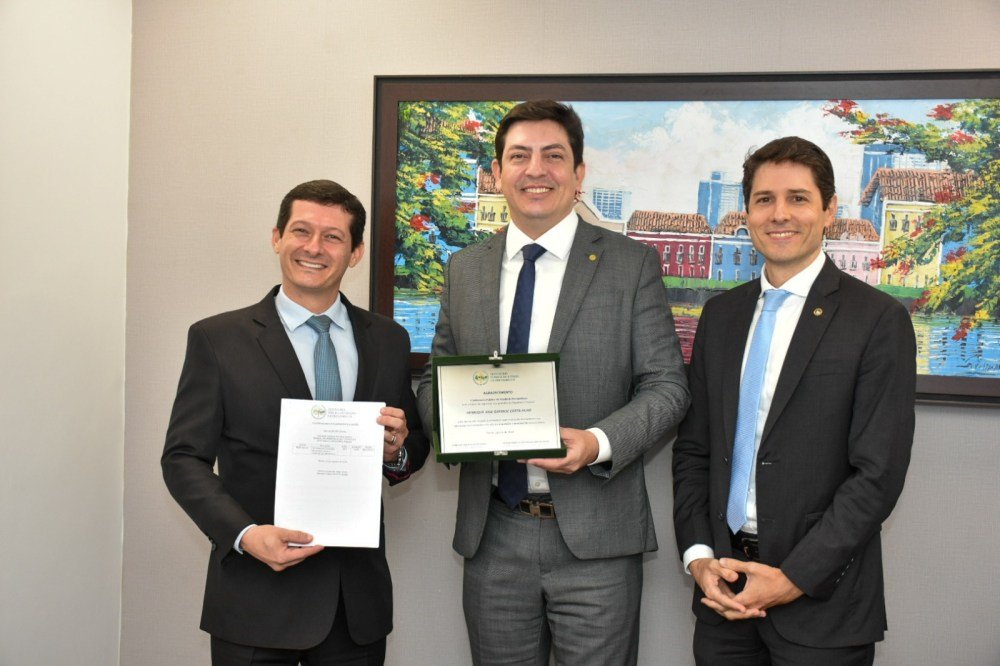 Henrique Filho é homenageado pela Defensoria Pública de PE por apoio à população vulnerável